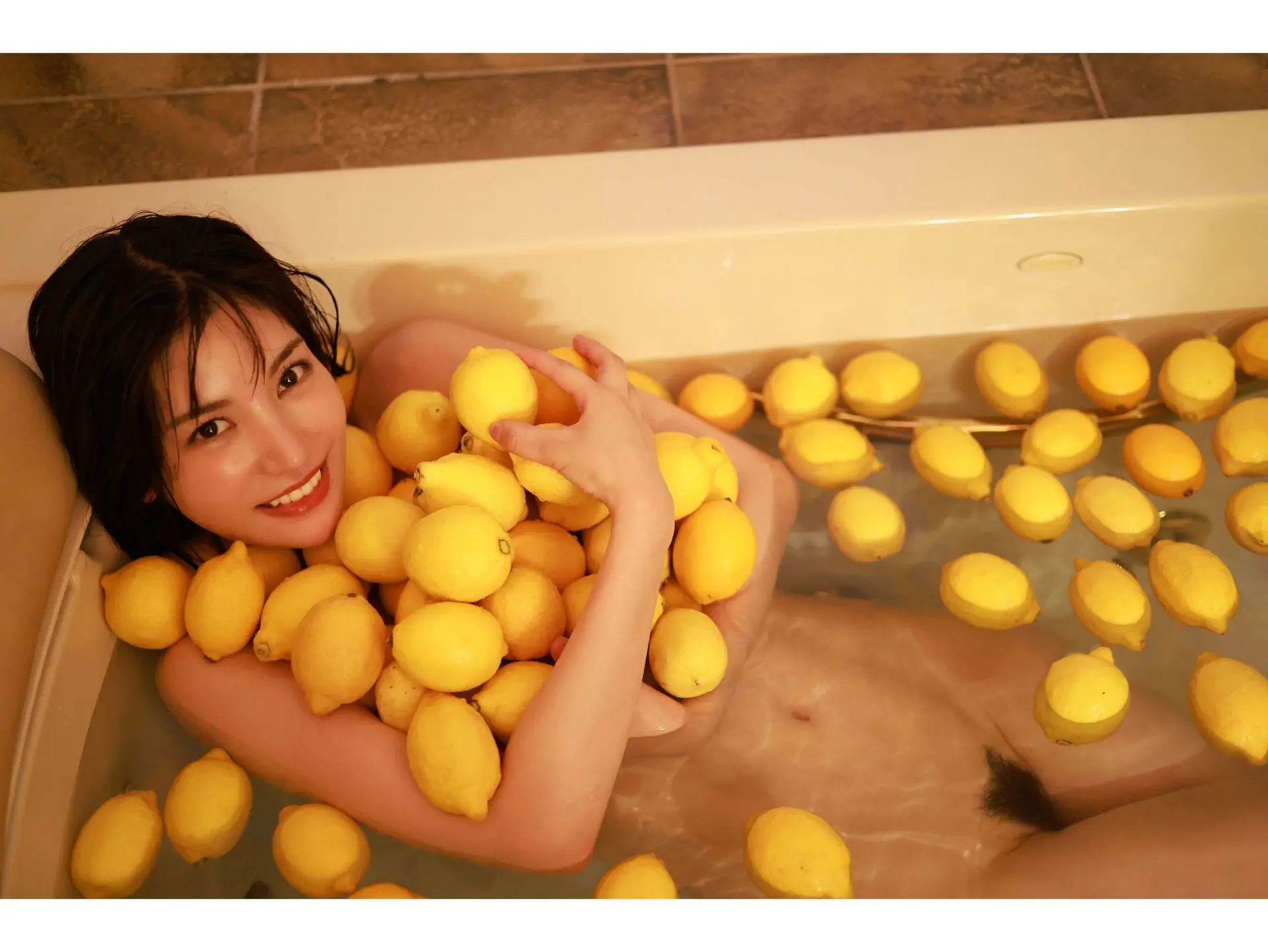 Tanaka Remon in bathtub with lots of Lemons